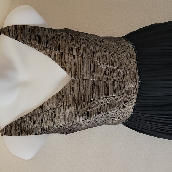 New Beautiful Minuet Black Metallic V-neck pleated form Dress Juniors sz Medium - Picture 3 of 11